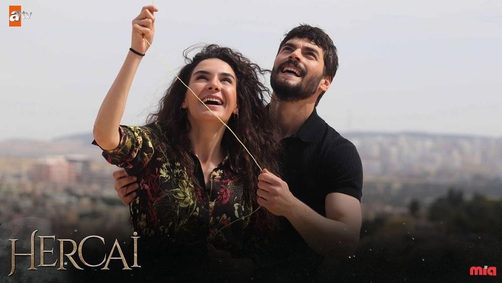 آکین آکینوزو و ابرو شاهین در سریال «تردید» (Hercai)